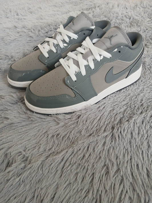 Youth Jordan 1 low se patent cool grey