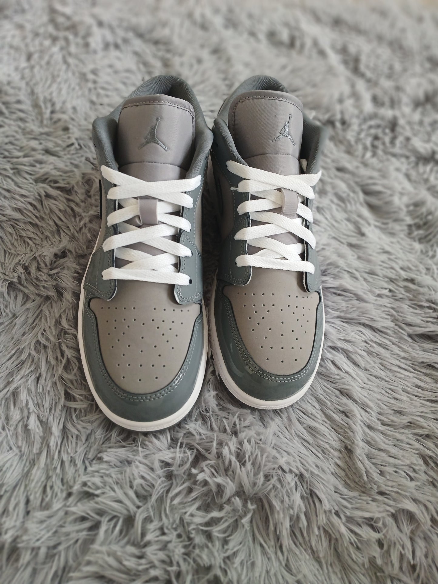 Youth Jordan 1 low se patent cool grey